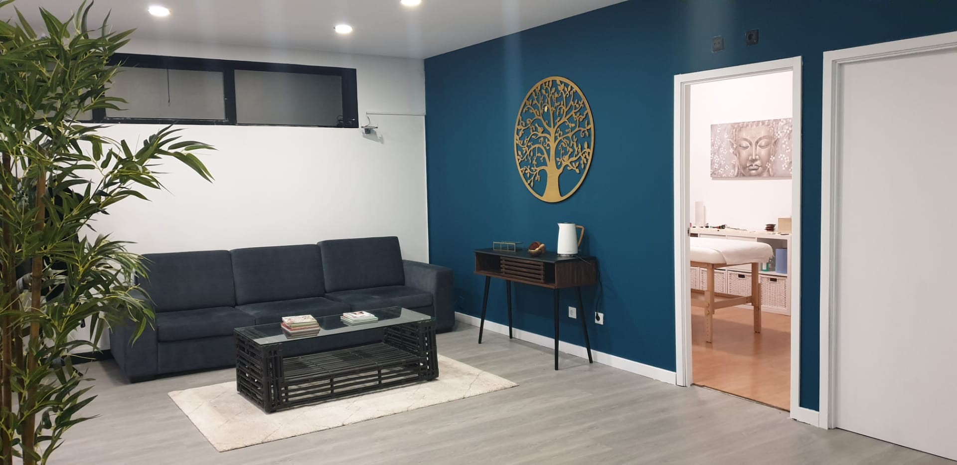 Sala de espera do espaço AMART com tons de azul e ambiente tranquilo